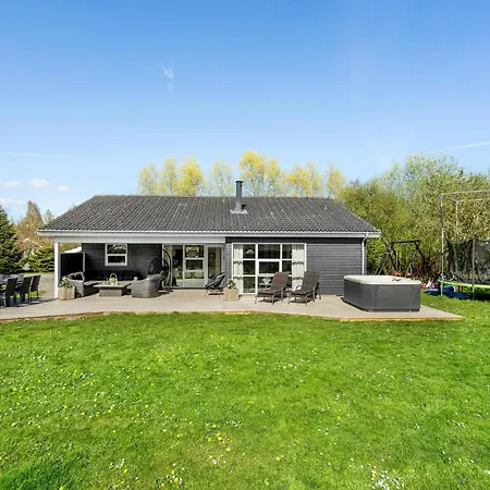 Holiday home Four-bedroom In Vaggerlose